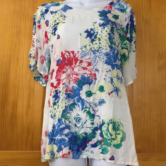 New White Floral Top with cutout sleeve details - Picture 8 of 12